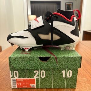 Brand new Men’s Nike Diamond Turf 93 football cleat.  Size 11